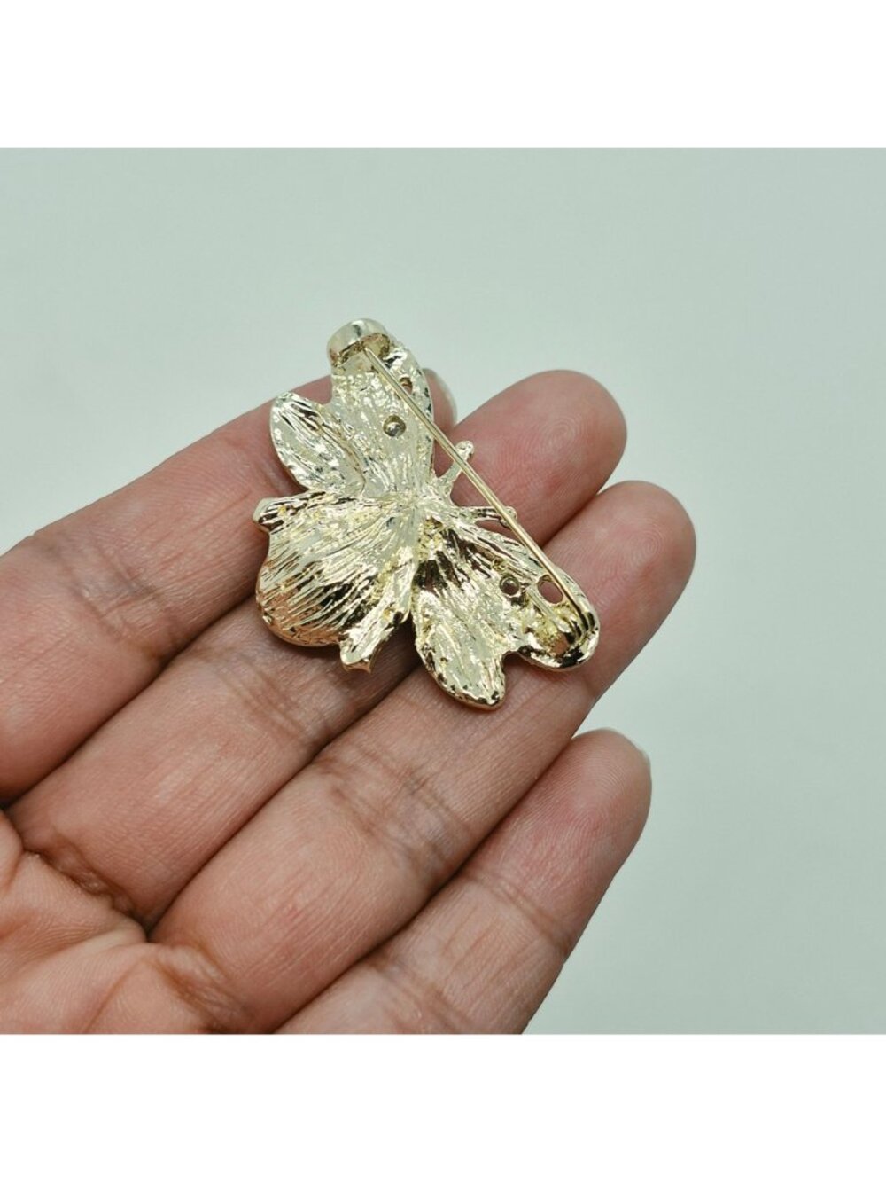 ⭐Gold Tone Rhinestone Green Emerald Fly Brooch Pin Animal Insect Vintage Vibes⭐ - Picture 4 of 5